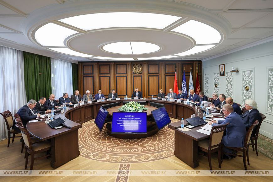 Институт истории НАН Беларуси представил выставку археологических артефактов для членов Республиканского совета по исторической политике при Администрации Президента Беларуси