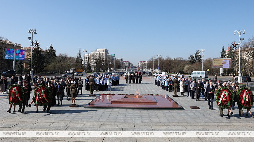 Потомки четырех легендарных командующих почтили память героев у монумента Победы в Минске